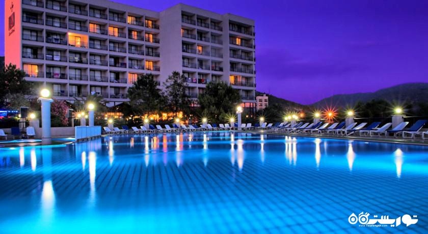 استخر روباز و ساختمان هتل